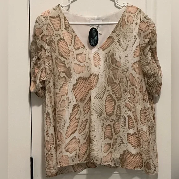 🐧3/$15 or 5/$20 - Adrienne V Neck Blouse Ivory Pink Snake Skin Print - Picture 1 of 6